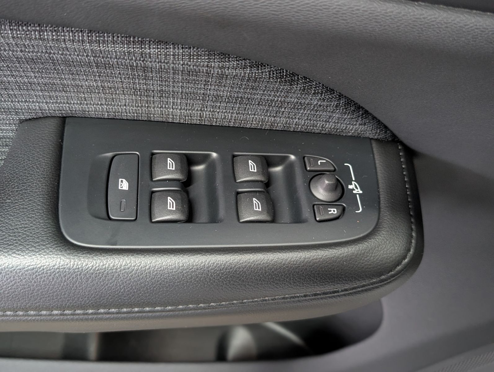 Fahrzeugabbildung Volvo V60 PANO H&K LED APP KAM VIRT 17" AHK-VORB. PERL