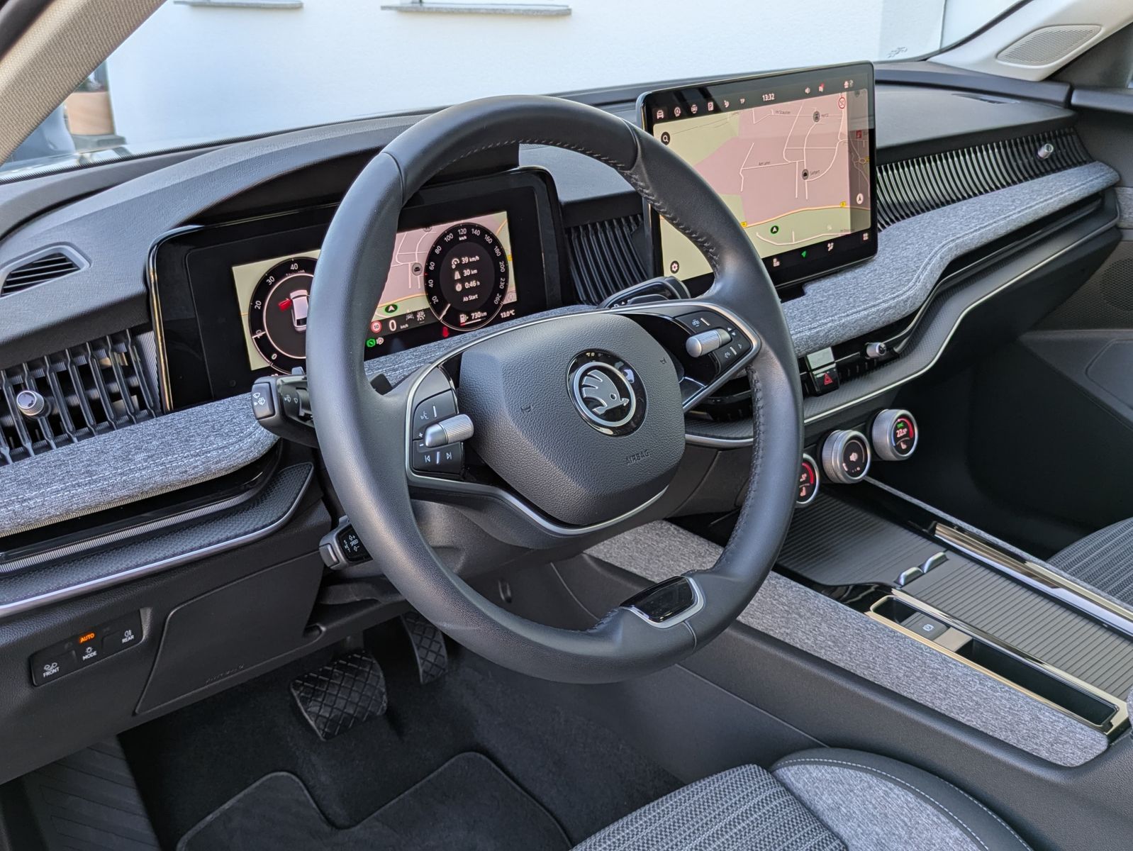 Fahrzeugabbildung SKODA Superb 2.0 TDI 4x4 Selection MATRIX*AHK*PANO*19"