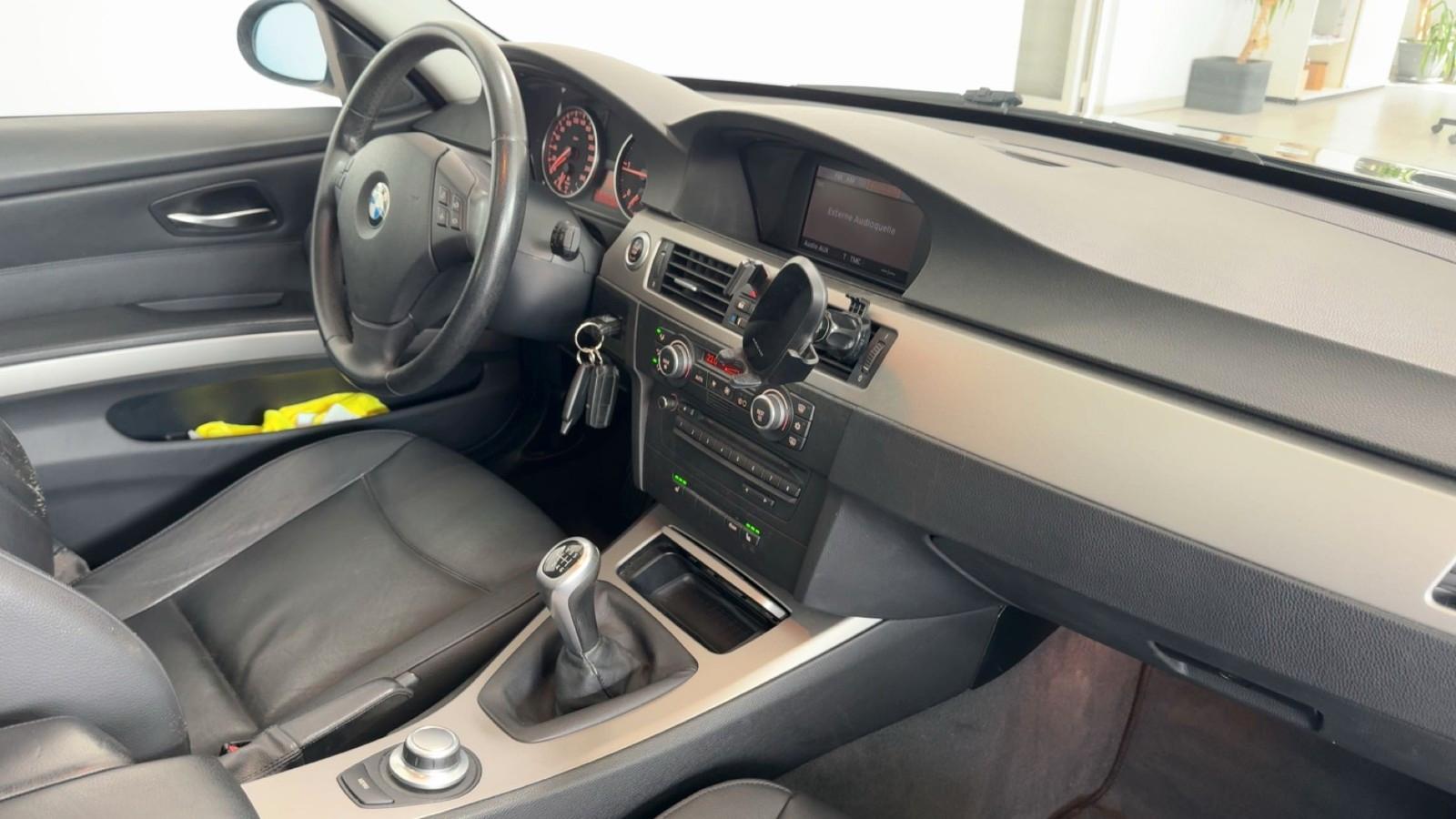 BMW 318d Touring 143 ch BVM / 133 927 km / Toit pano / Cuir / Sièges chauffants / Chaine changée