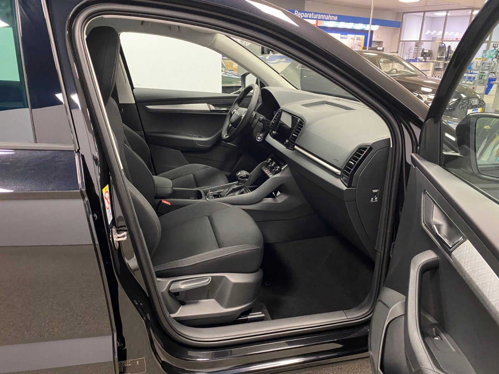 Fahrzeugabbildung SKODA Karoq 1.5 TSI DSG Selection+AHK+KAMERA+16"ALU+BC