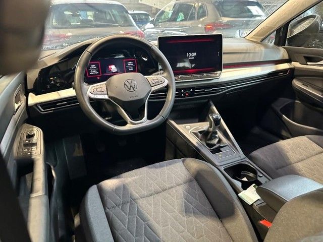 Fahrzeugabbildung Volkswagen Golf VIII Life 2.0 TDI Kamera ACC LED 16"Alu