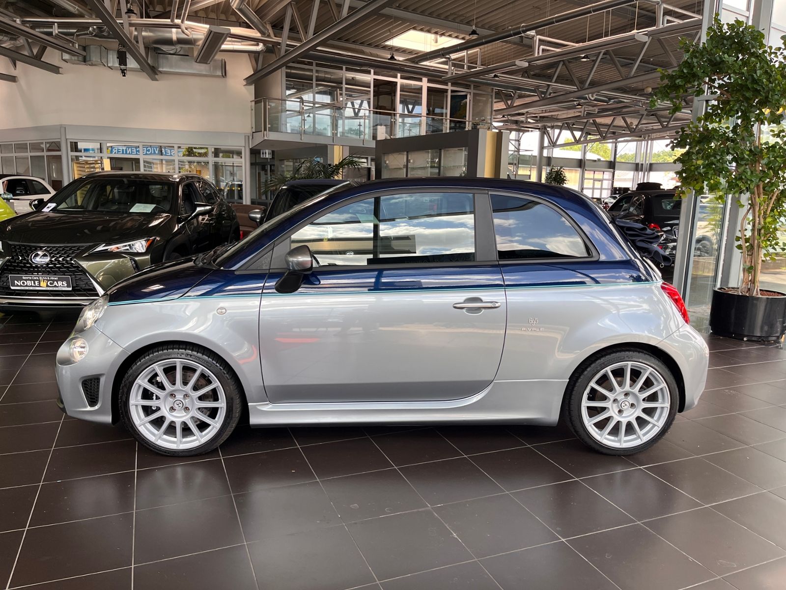Fahrzeugabbildung Abarth 695C Rivale  Automatik XENON LEDER ALU