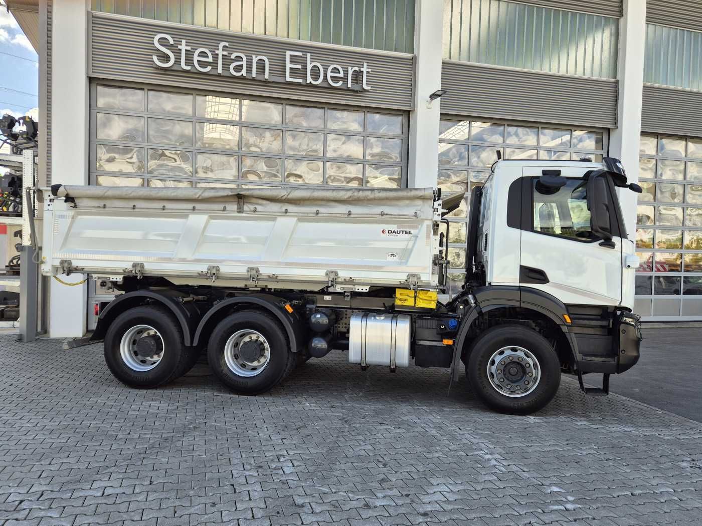 Fahrzeugabbildung Iveco X-Way AD300X48Z HR 6x4 Intarder Bordmatic Kamera