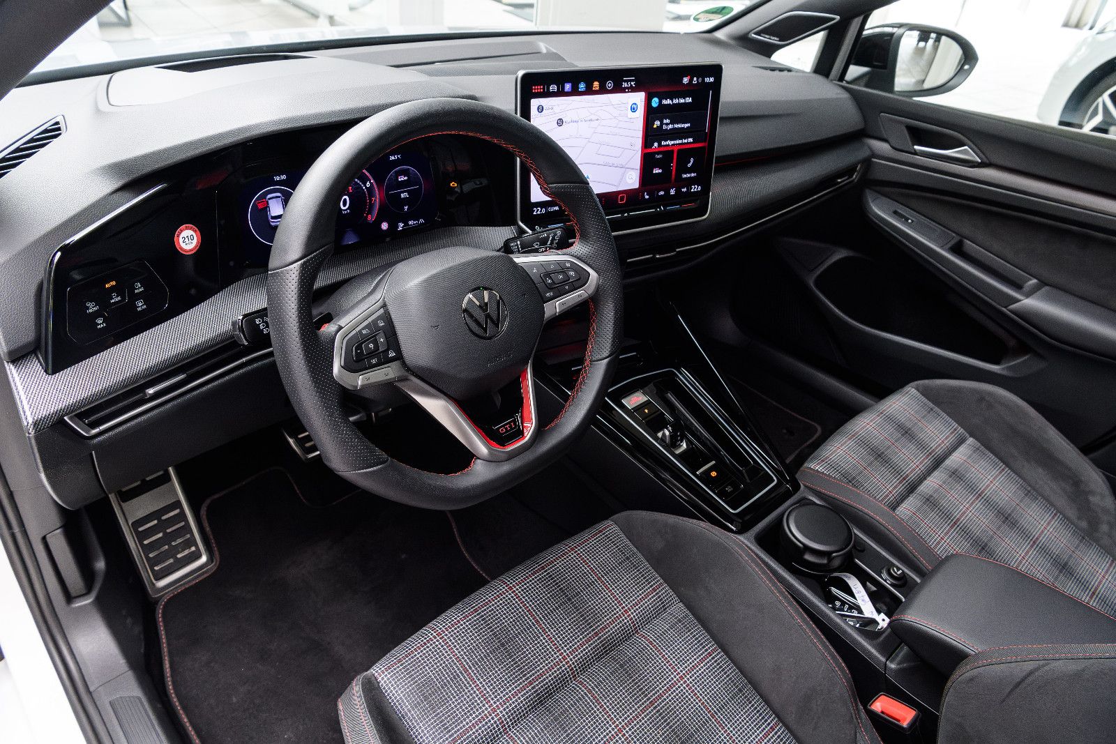 Fahrzeugabbildung Volkswagen Golf VIII GTI DSG LED+PANO+RFK+HuD+BLACK-STYLE