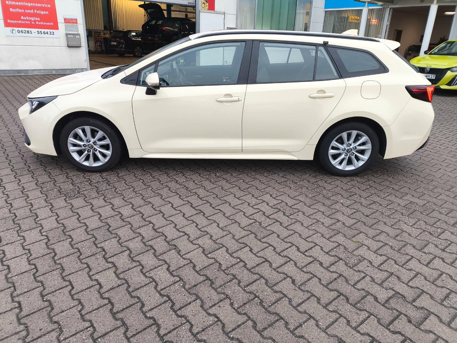 Toyota Corolla Touring Sports 1.8 VVT i-Hybrid Business