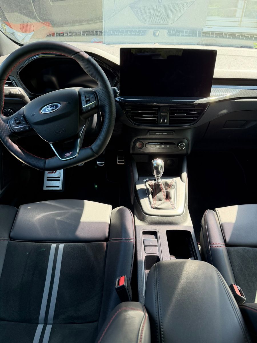 Fahrzeugabbildung Ford Focus Lim. ST X