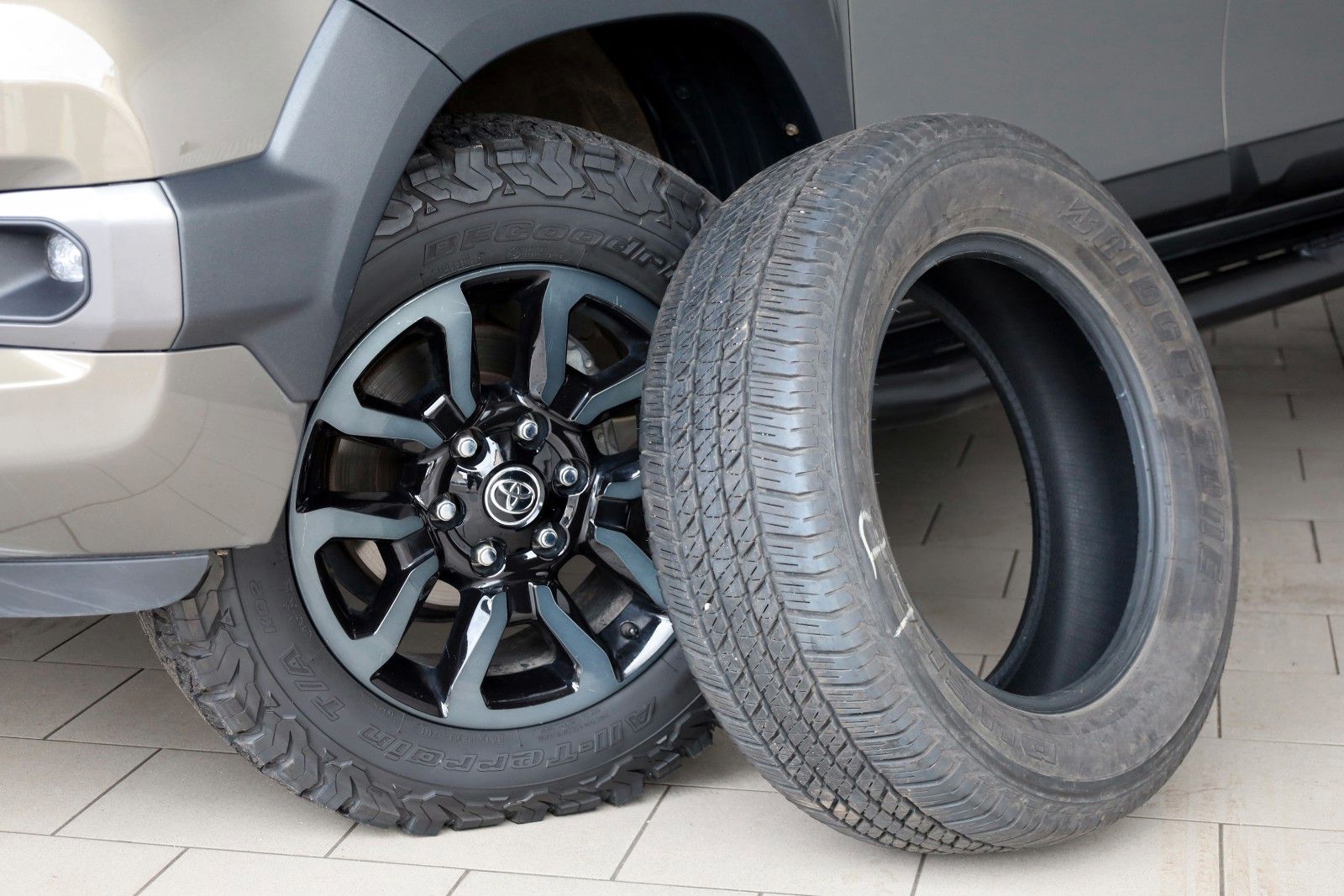 Fahrzeugabbildung Toyota Hilux 2.8 D-4D Invincible,ACC,Navi,Rollo,AHK
