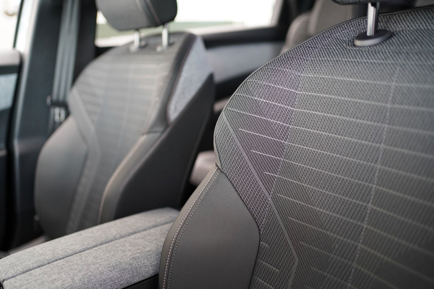 Fahrzeugabbildung Peugeot 5008 Allure Hybrid 145 e-DSC6 7 Sitzer Navi