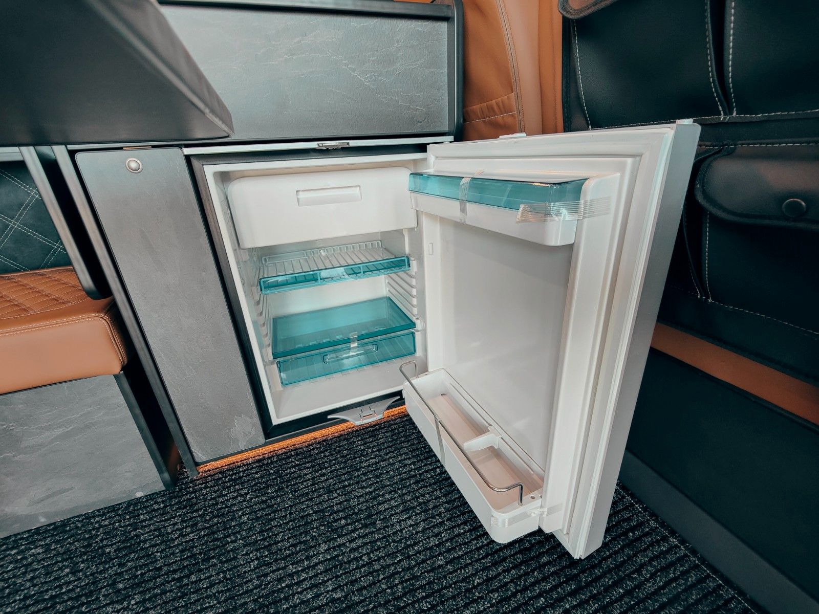 Fahrzeugabbildung Mercedes-Benz X-CROSSVAN  RWD #stealthcamper