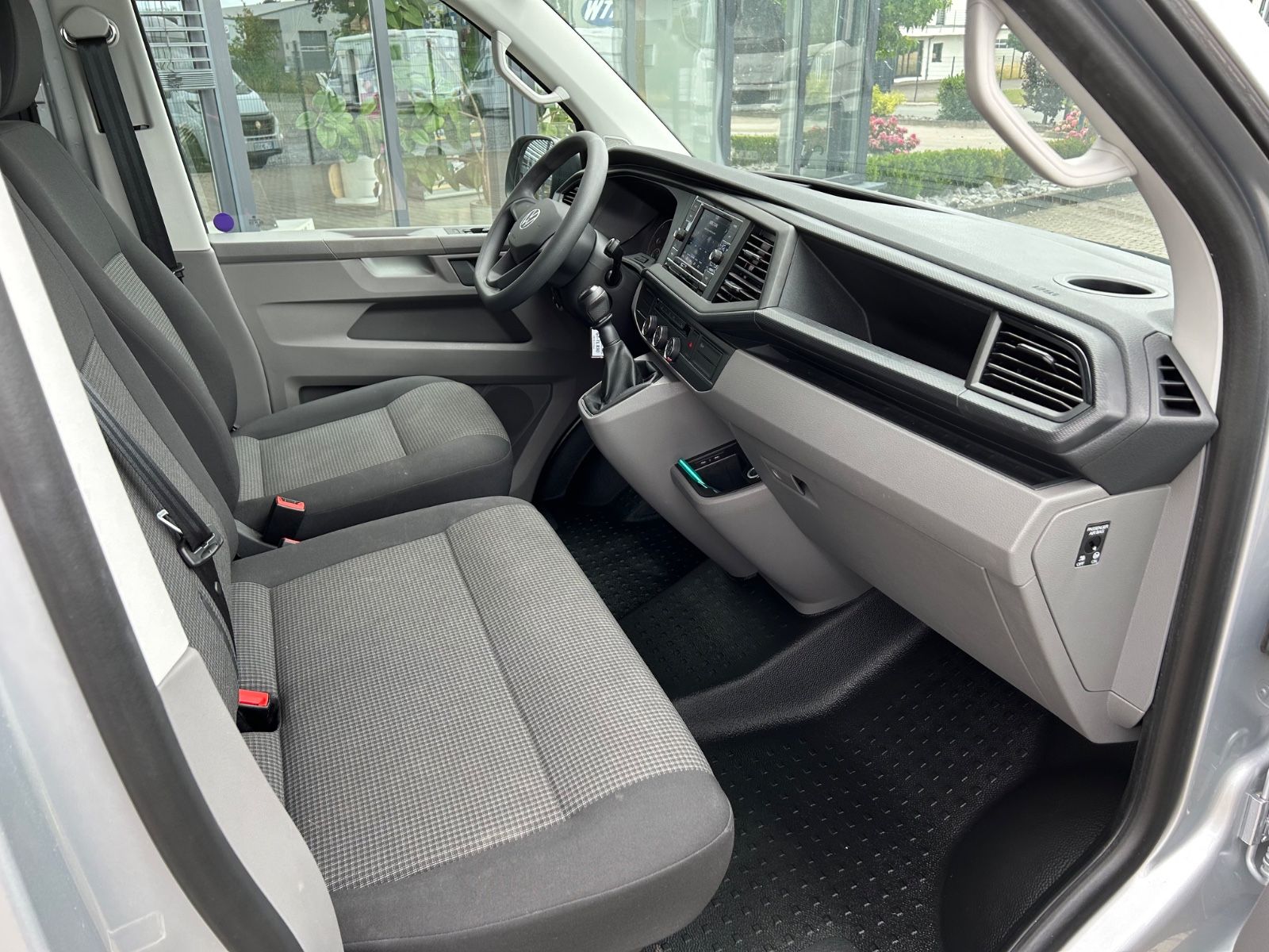 Fahrzeugabbildung Volkswagen T6.1 Kombi LR Klima Komfort Paket 9 Sitzer