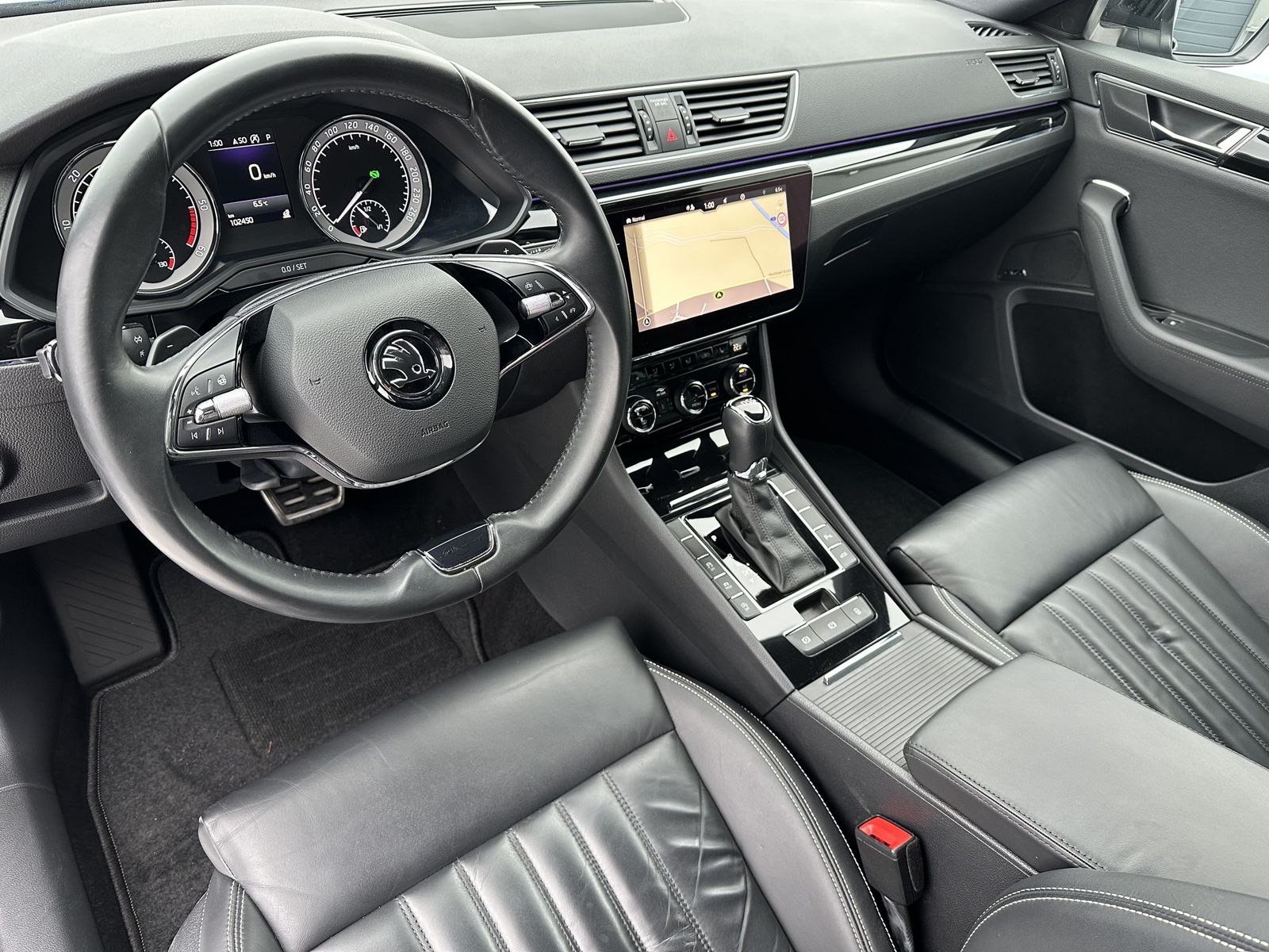 Fahrzeugabbildung SKODA Superb Combi 2.0 TDI DSG L&K NAV+LED+KAMERA+19ZO