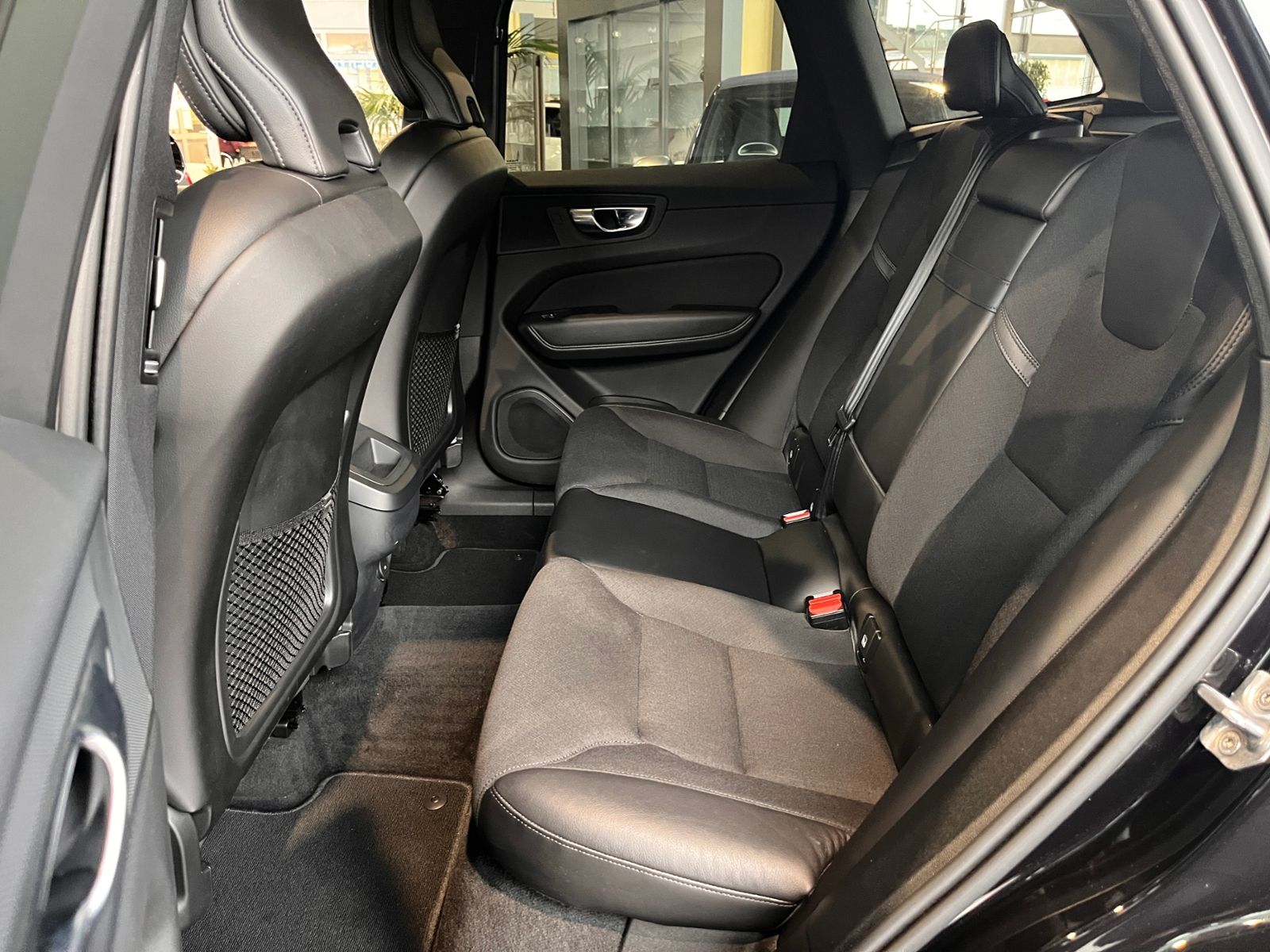 Fahrzeugabbildung Volvo XC60 Momentum Pro 2WD AHK LED NAV RFK 18"