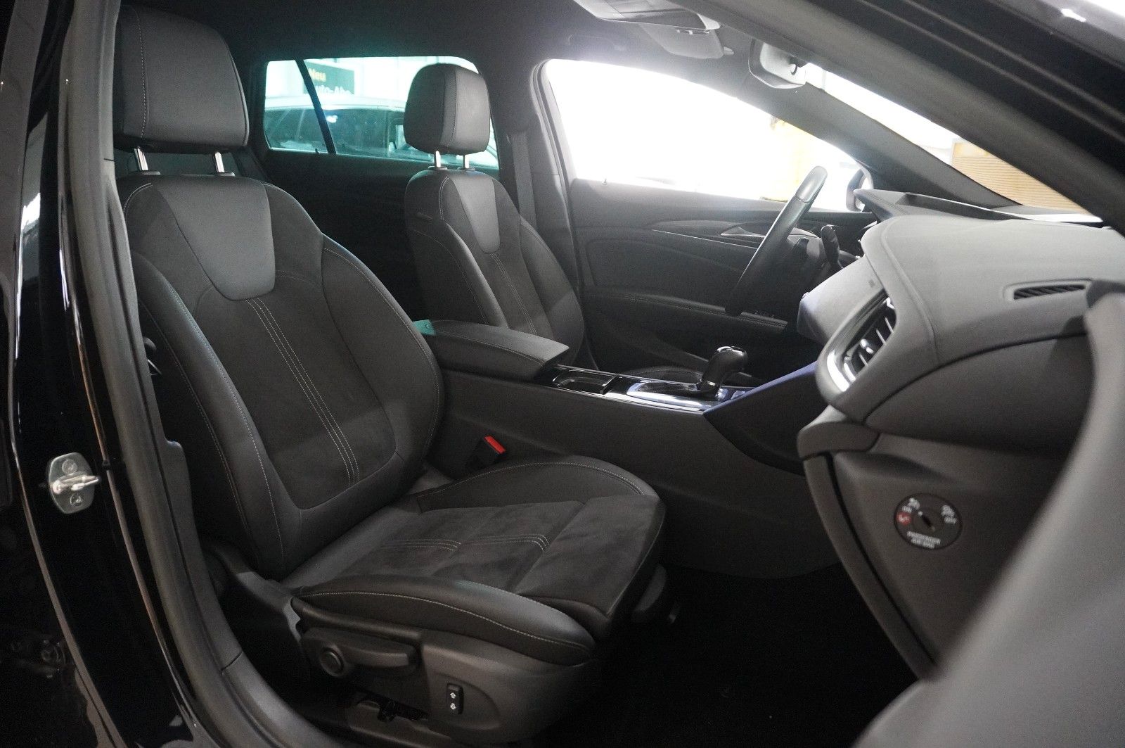 Fahrzeugabbildung Opel Insignia B ST 2.0D ULTIMATE NAVI/LED/OPC/VIRTU.