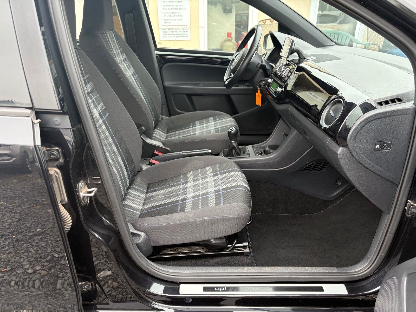 Fahrzeugabbildung Volkswagen up! 1.0 club up! Navi SHZ Klima 2.HD SCHECKHEFT