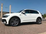 Volkswagen Tiguan 2.0 TDI R-LINE SCR DSG BMT 4MOT Highli.. - VW Tiguan mit Schiebetür