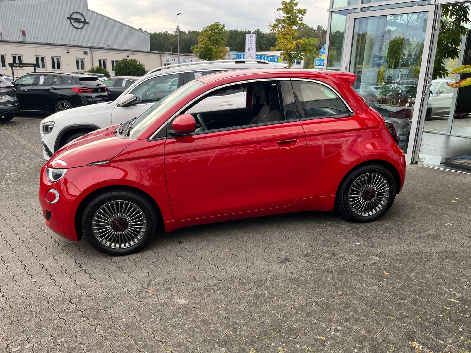 Fahrzeugabbildung Fiat 500e  42 kWh Akku Red NAVI KLIMA