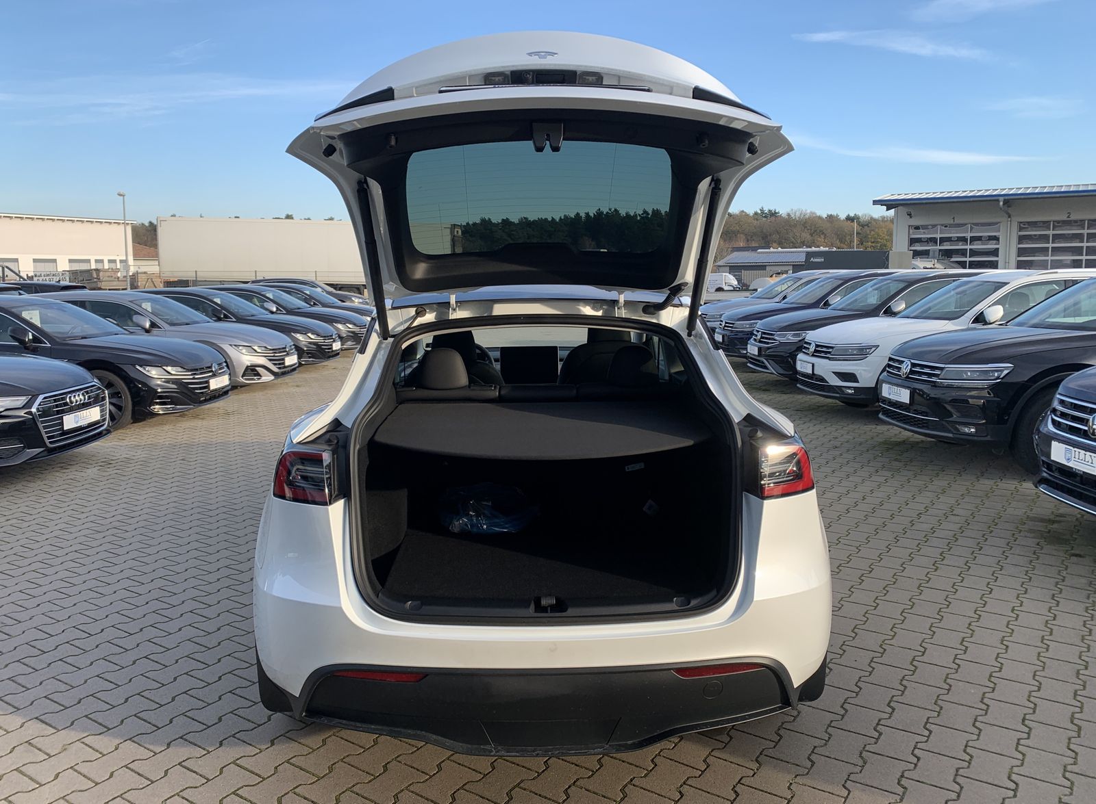 Fahrzeugabbildung Tesla Model Y Long Range Dual AWD*AHK*Keyless*Cam*Pano