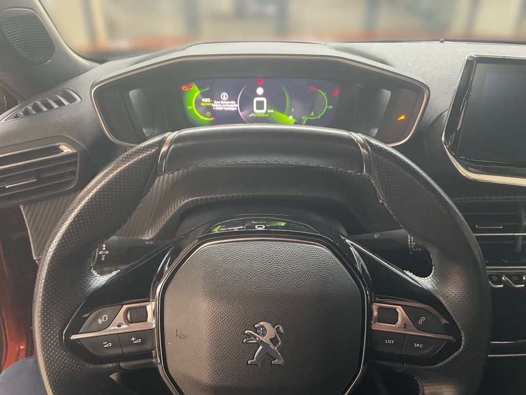 Fahrzeugabbildung Peugeot 2008 1.2 PureTech 130 Allure GT line, SHZ, Totw,