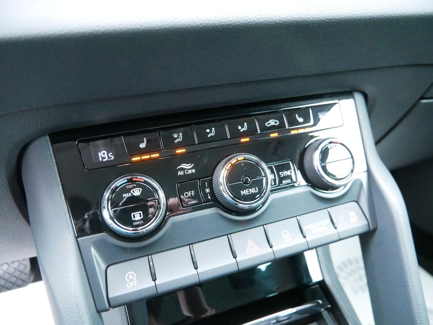 Fahrzeugabbildung SKODA Karoq 1.5 TSI Selection NEU40T DSG ACC SHZ+LHZ