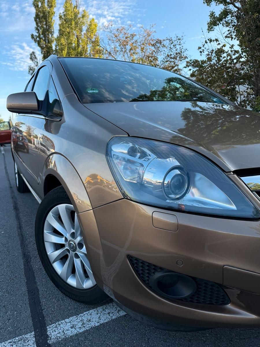Opel Zafira 2014 — interior