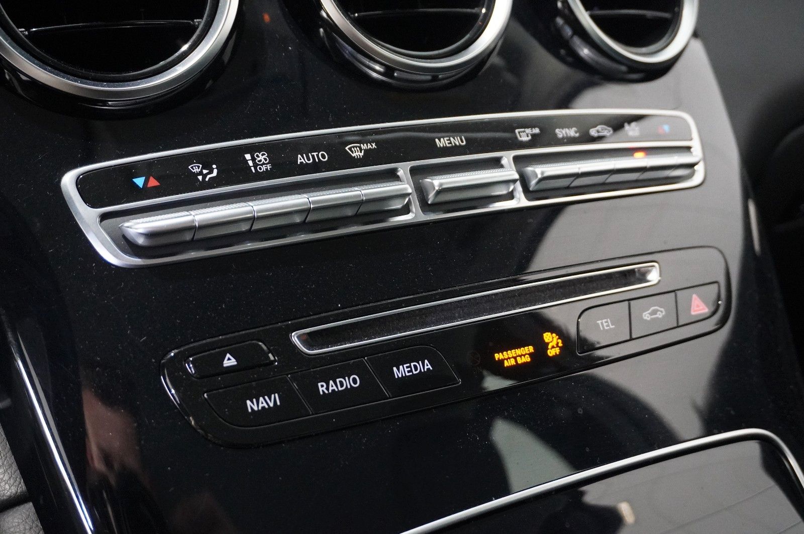 Fahrzeugabbildung Mercedes-Benz GLC 220D EXCLUSIVE 4-MATIC NAVI/LED/SHZ/TEMP/AHK