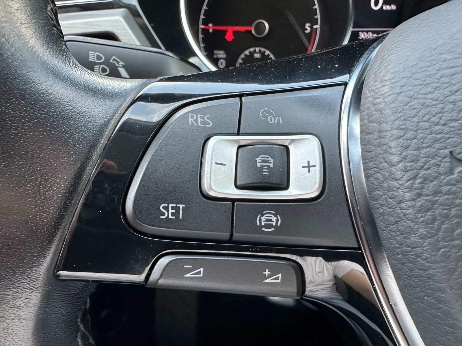 Fahrzeugabbildung Volkswagen Touran 2.0 TDI DSG Comfortline NAV+LED+AHK