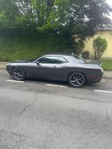 Dodge Challenger mit Sportklappenauspuff - graue Dodge Challenger