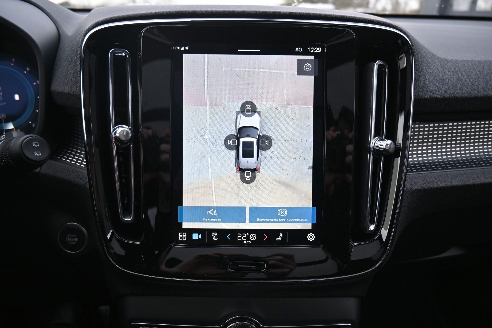 Fahrzeugabbildung Volvo XC40 B3 DKG Plus Black Edition*PANO*360°*ACC*AHK