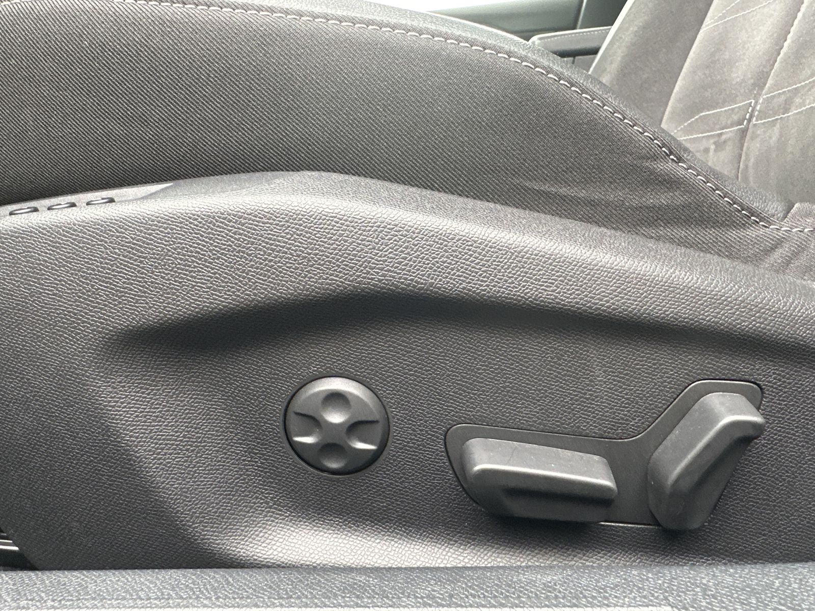 Fahrzeugabbildung Opel Astra ST 1.5 D Ultimate NAV+MATRIX+PANO+HUD+360°