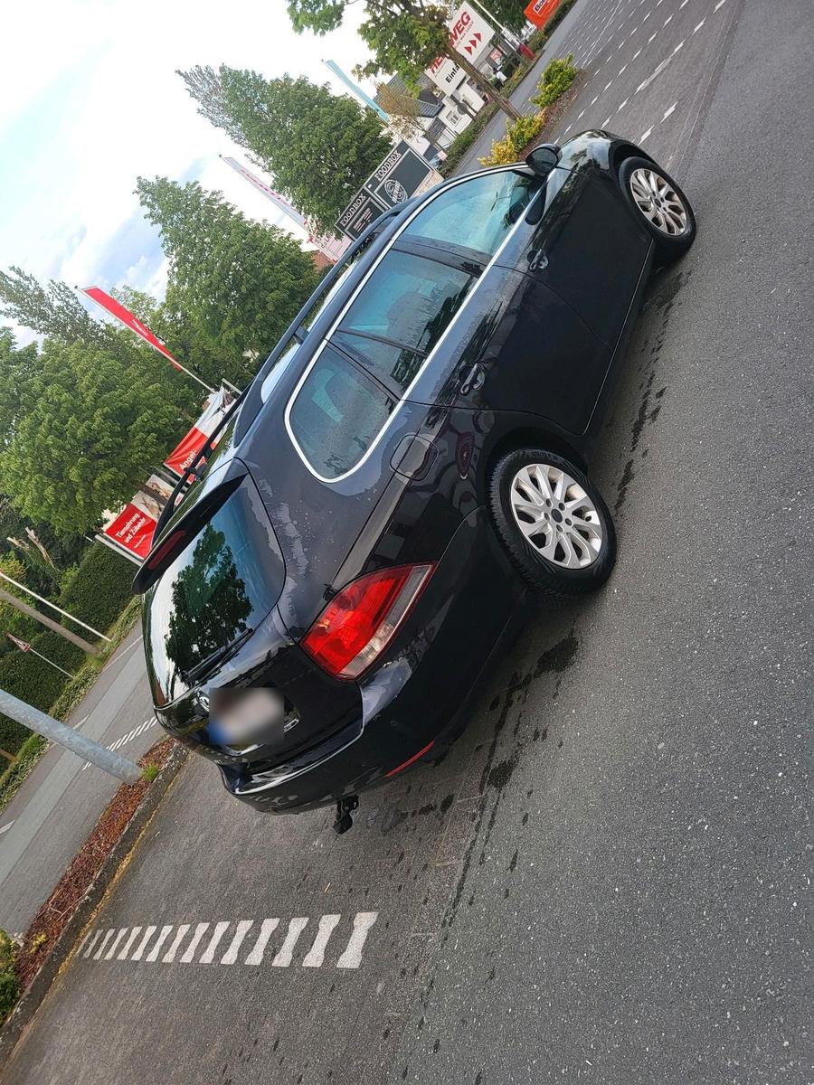 Volkswagen Golf 2011 — rear view