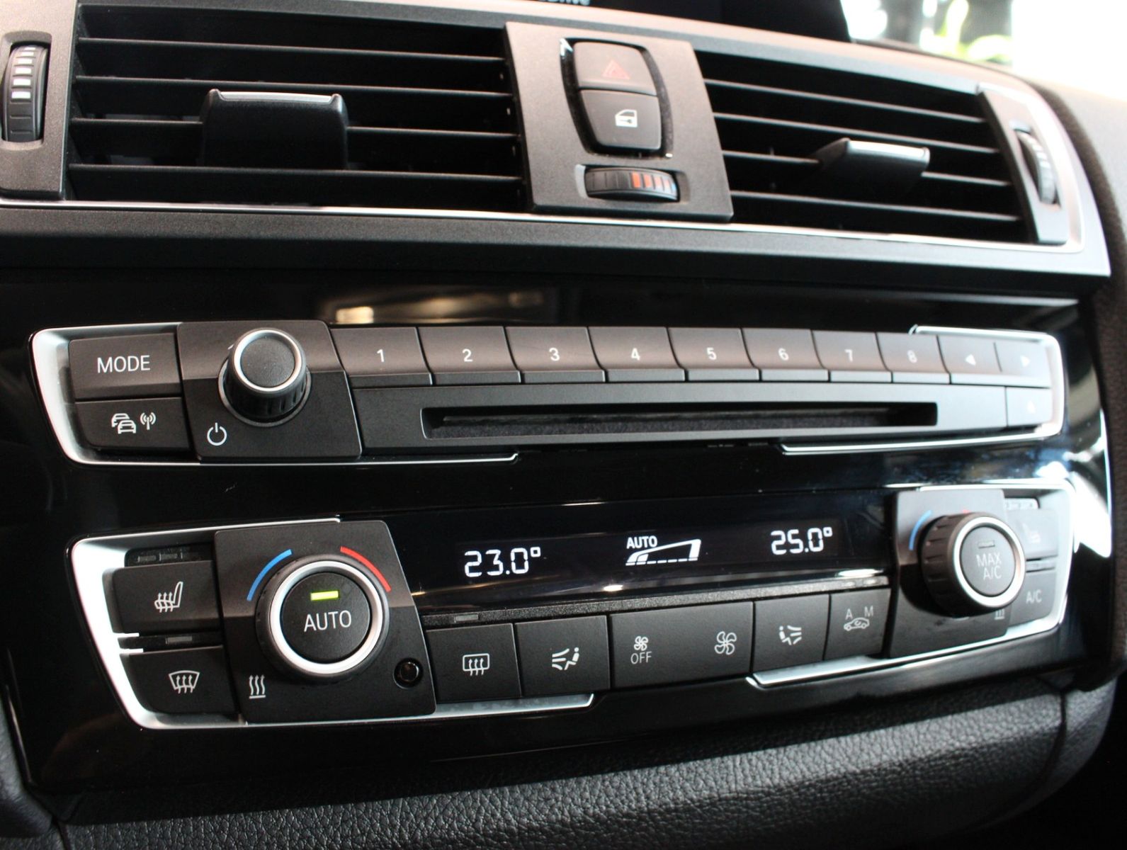 Fahrzeugabbildung BMW 118 i Sport Line 1.Hand*LED*Navi*TOP