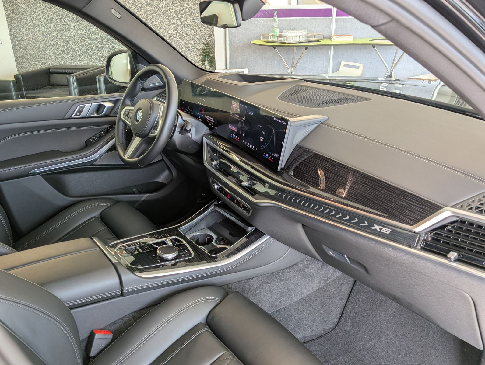Fahrzeugabbildung BMW X5 40 d xD M-Sport Innov. Travel Merino AHK 21"