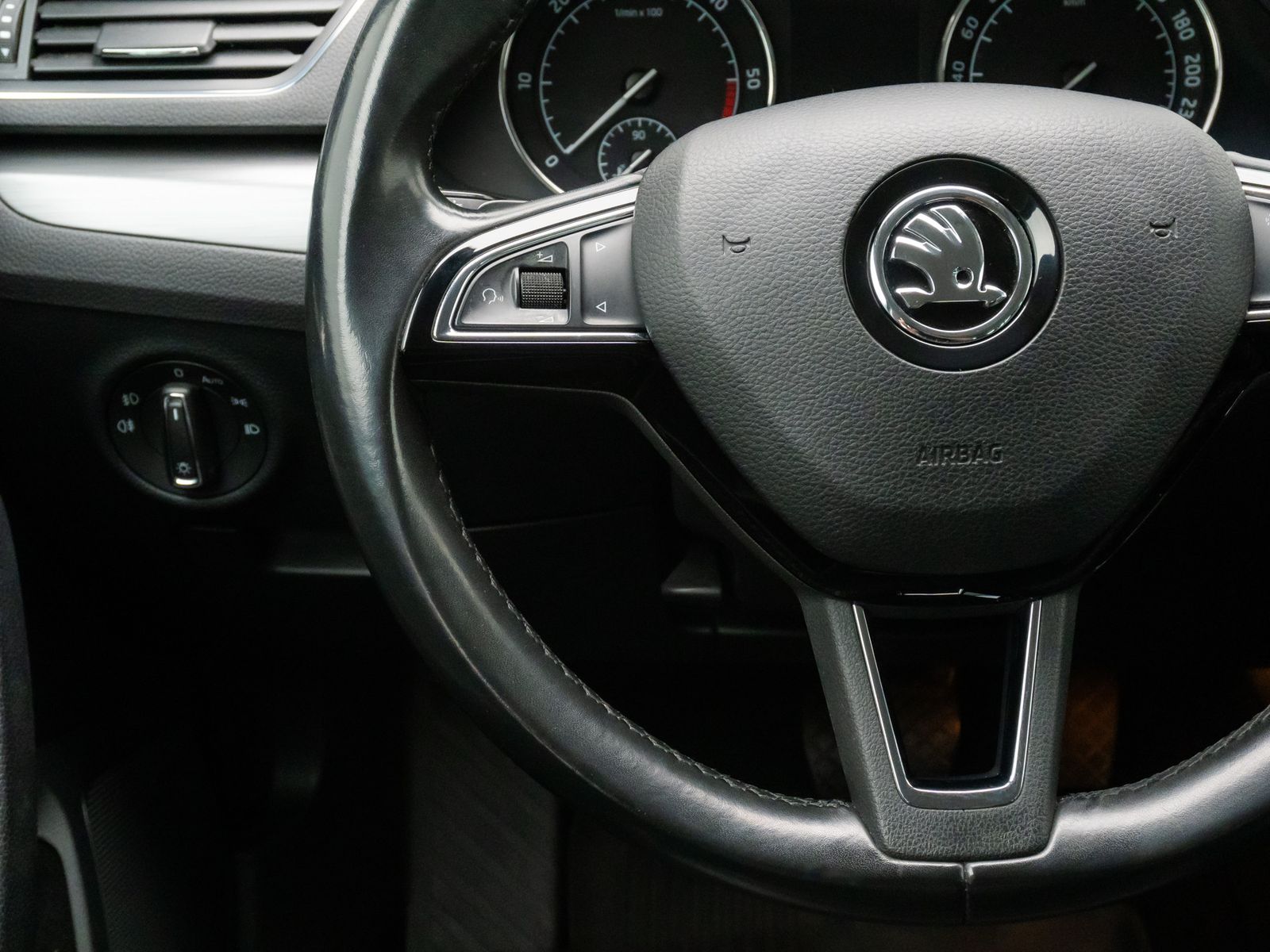 Fahrzeugabbildung SKODA Superb Style BiXenon PDC Navi Touch FernlichtAss