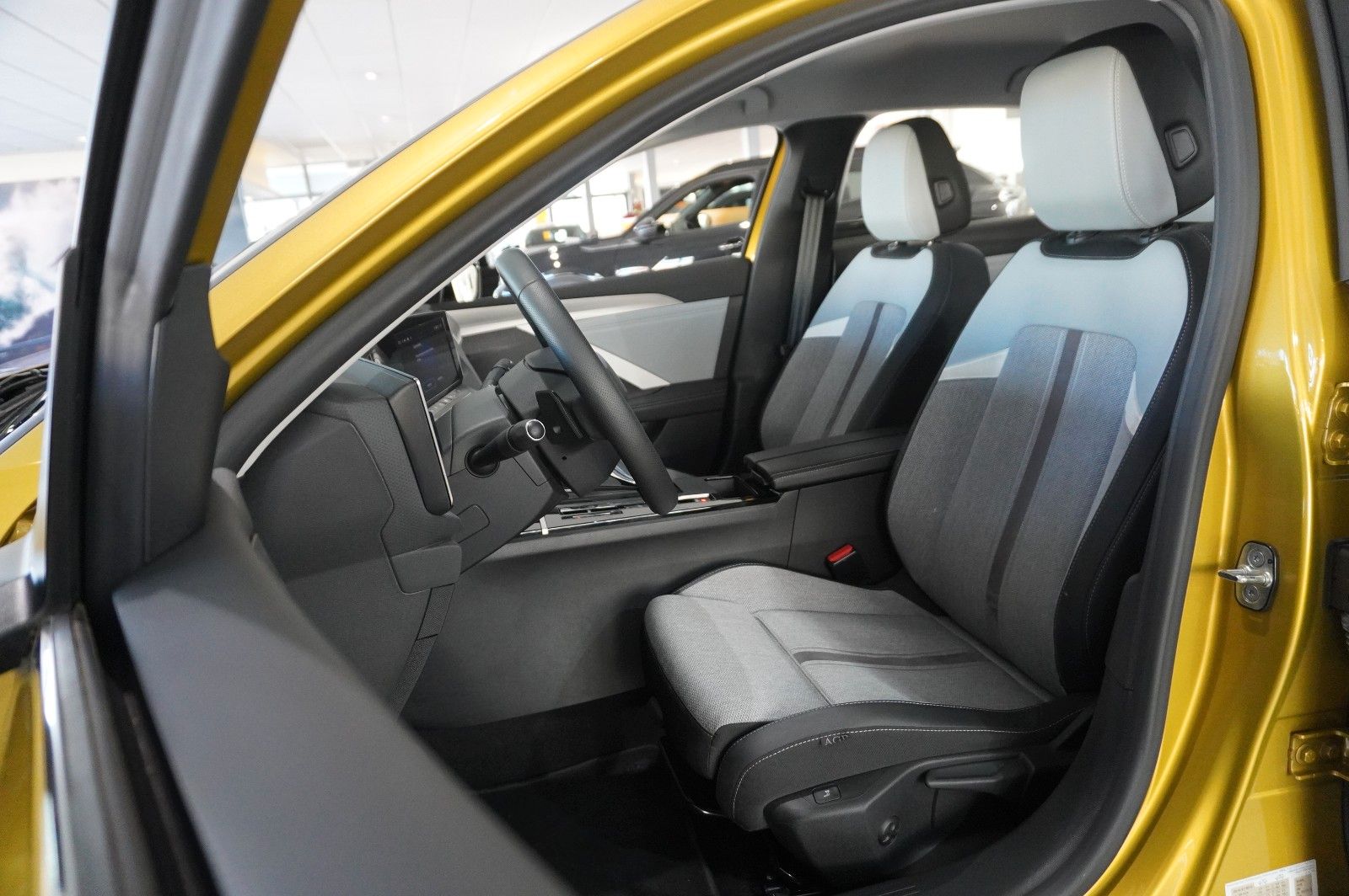 Fahrzeugabbildung Opel Astra L Lim. 1.6 HYBRID ELEGANCE NAVI/LED/SH/AHK