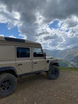 Land Rover Defender 110 Td5 mit Umbau zum Reisemobil - Land Rover Defender: Beige