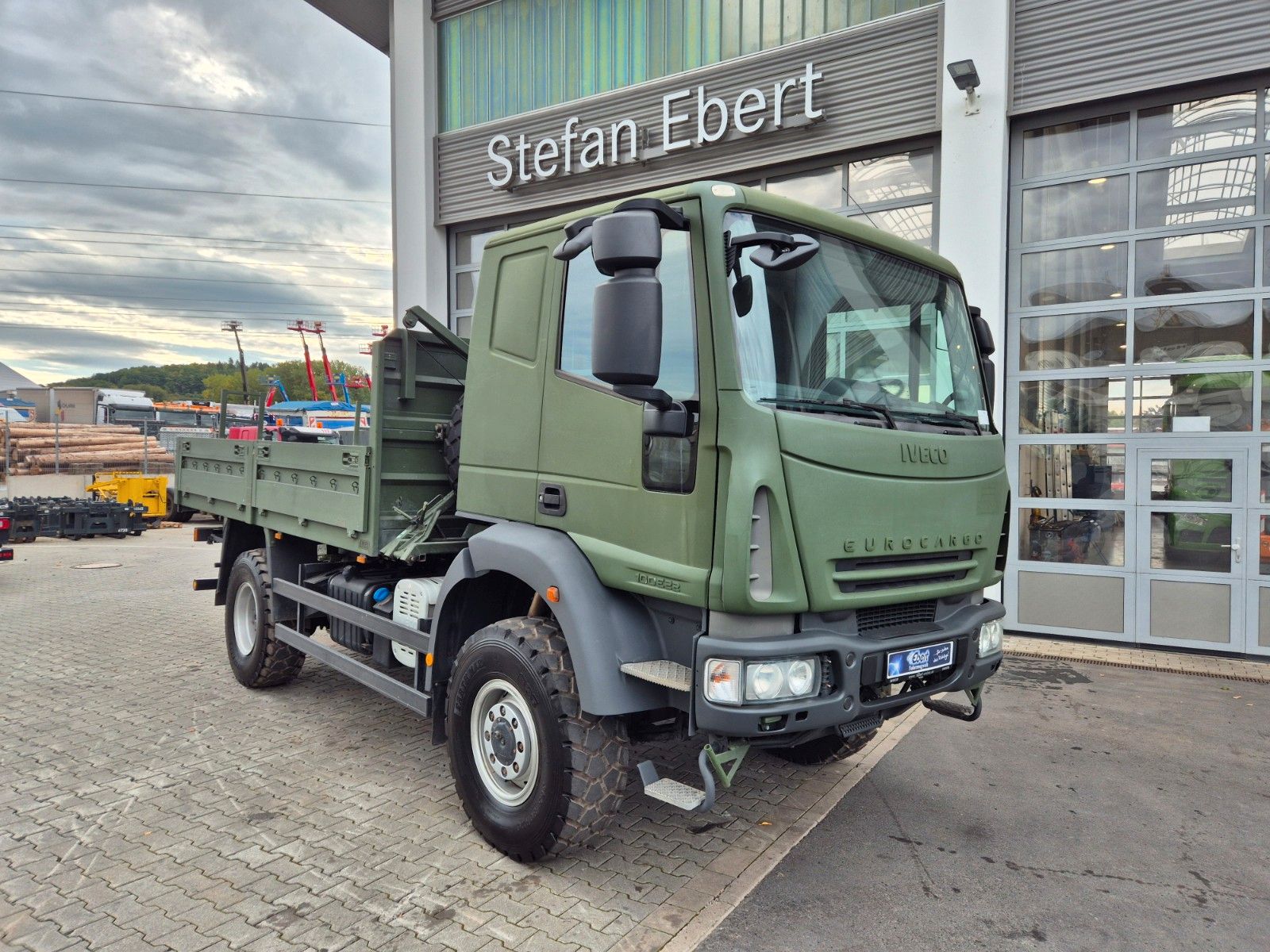 Fahrzeugabbildung Iveco Eurocargo ML100E22WM-BW 4x4 Pritsche L-Haus Bett