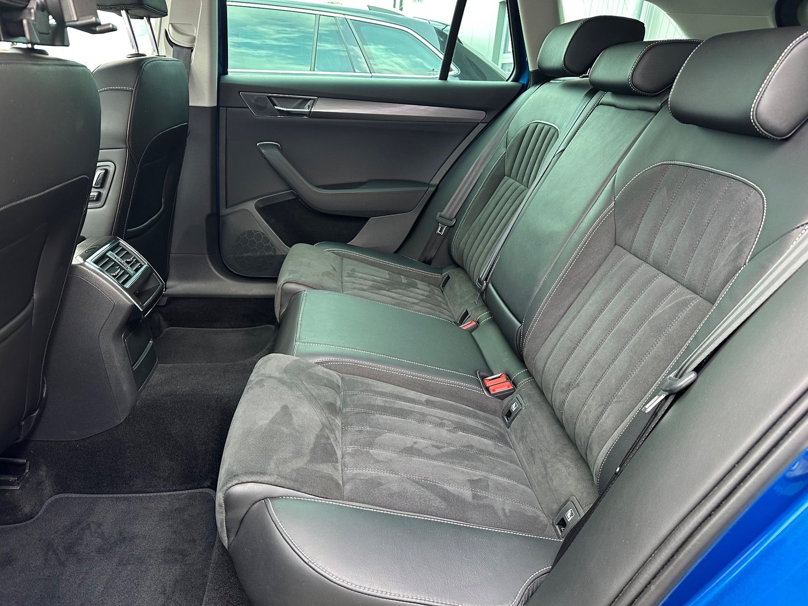Fahrzeugabbildung SKODA Superb Combi 2.0 TDI DSG 4x4 Style NAV+LED+AHK