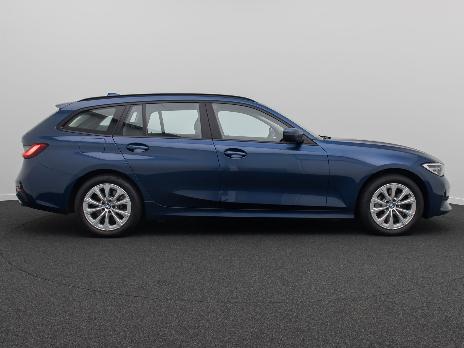 Fahrzeugabbildung BMW 330e xD Alarm DAB Komfort WLAN PDC Sport Leder