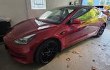 Tesla Model 3 Allradantrieb mit Dualmotor Performa... - rote Tesla Model 3