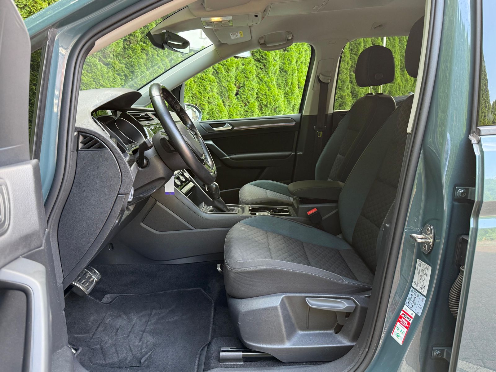 Fahrzeugabbildung Volkswagen Touran 2.0 TDI DSG IQ.DRIVE LED+ACC+NAV+SHZ+DAB