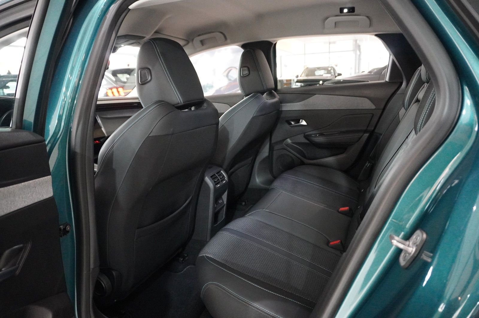 Fahrzeugabbildung Peugeot 308 SW 1.2 HYBRID ALLURE DSC NAVI/LED/KAMERA/DAB