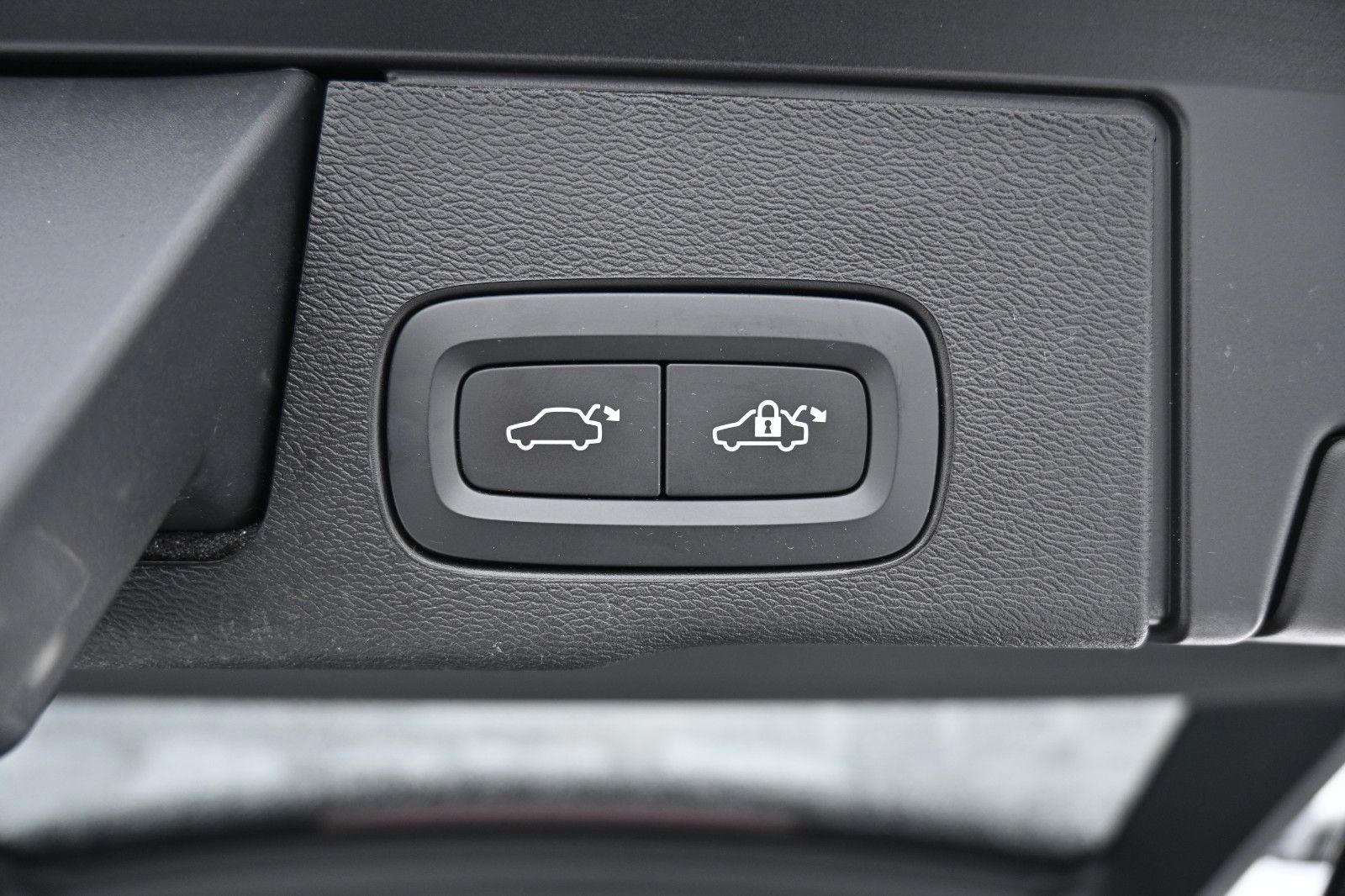 Fahrzeugabbildung Volvo XC60 B4 D AWD Ultimate Dark*STDHZG*360°*ACC*AHK