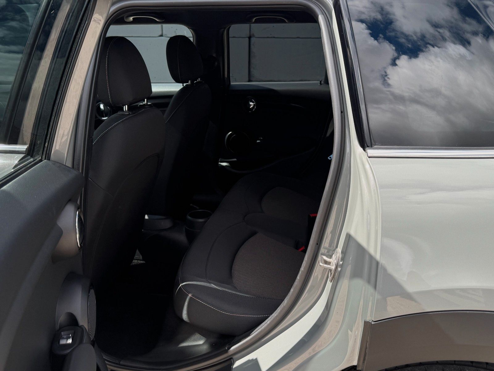 Fahrzeugabbildung MINI Cooper Auto. Essential Trim Kamera Temp. BLT