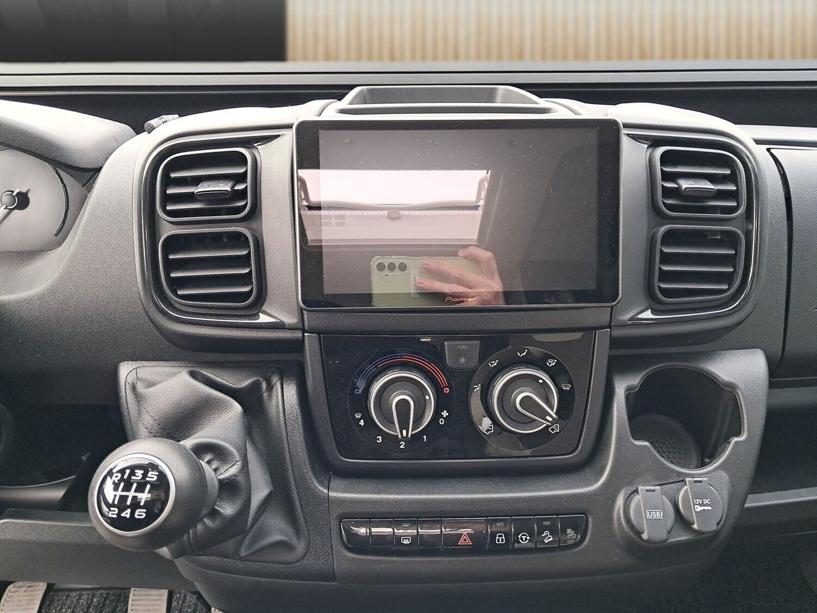 Fahrzeugabbildung Eura Mobil Van V 635 EB Captain-Chair-Sitze, Panora Skyroof