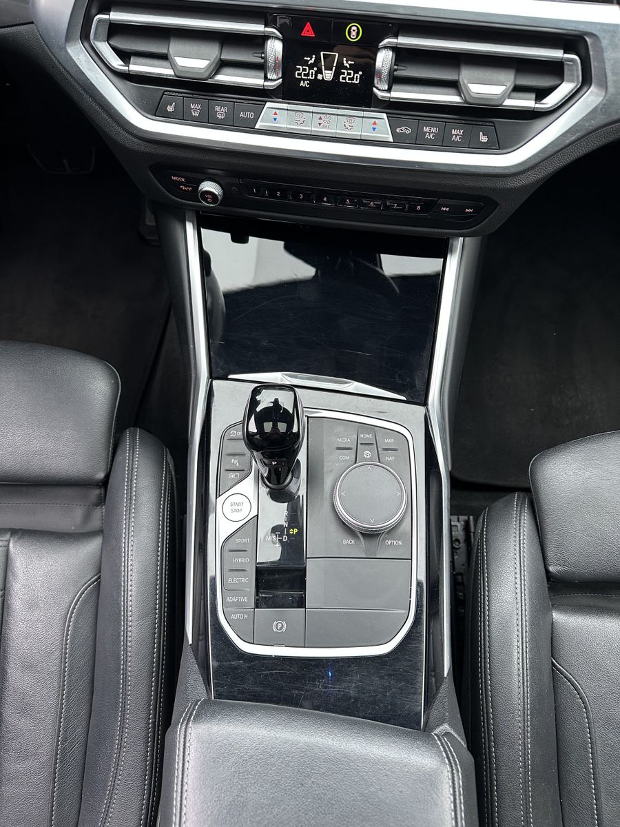 Fahrzeugabbildung BMW 330e Touring xDrive M-Sport NAV+LASER+PANO+HUD