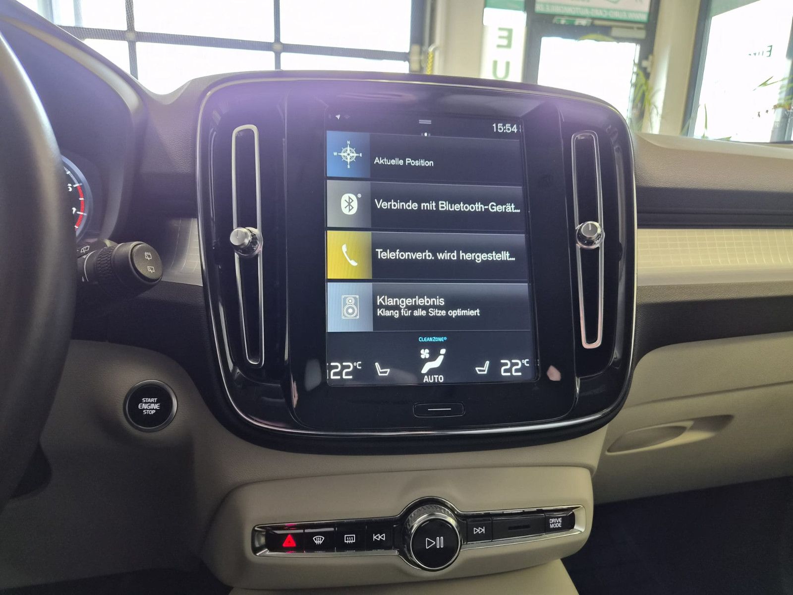 Fahrzeugabbildung Volvo XC 40Momentum AWD / H&K Sound / 1. Hand / S-HEFT