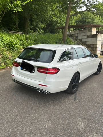 MERCEDES-BENZ E 220 d T Autom. -