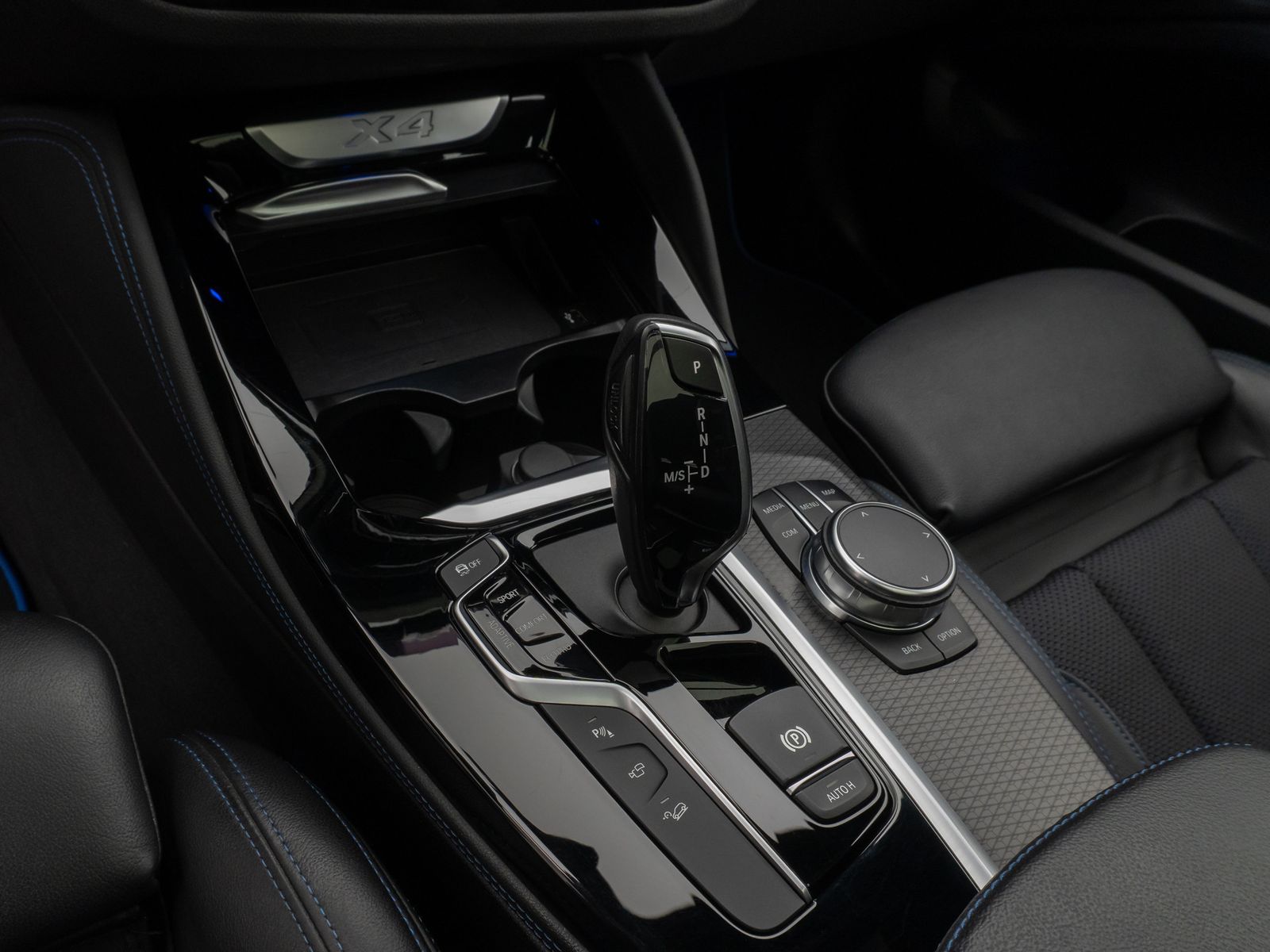 Fahrzeugabbildung BMW X4 xD20d M Sport X Panorama HUD HiFi Komfort 20"