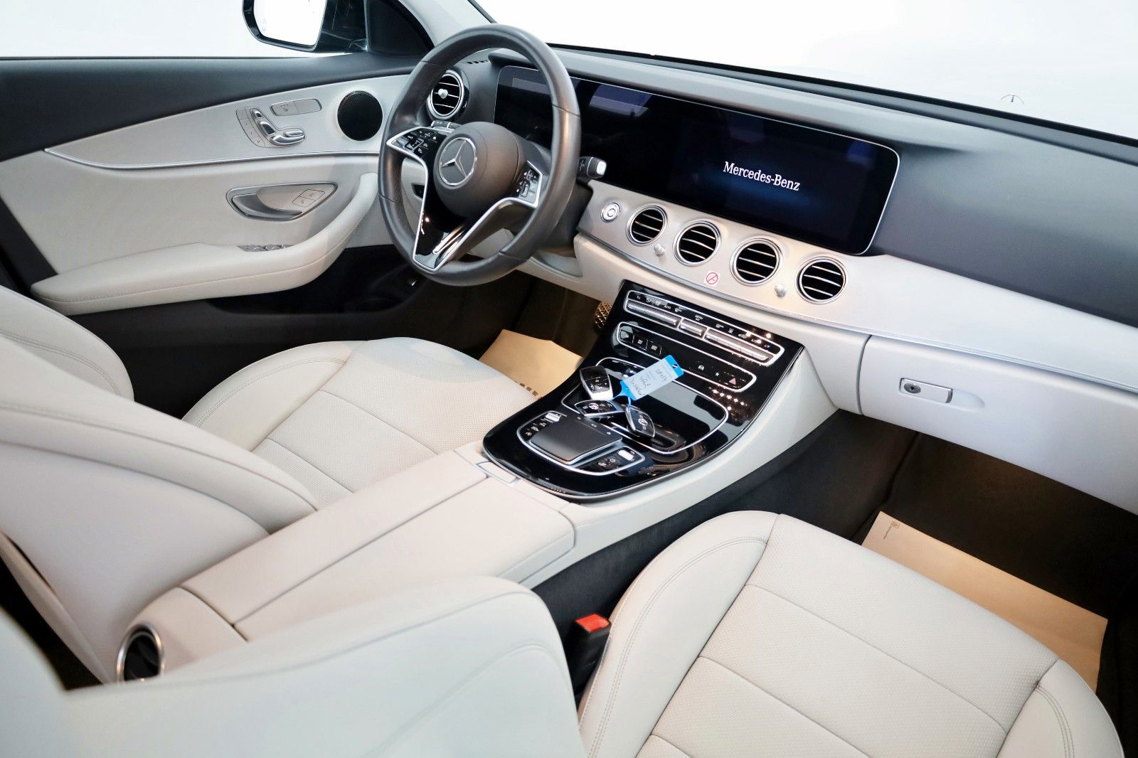 Fahrzeugabbildung Mercedes-Benz E 220d 4M T Leder,Navi,LED,SH+Standhzg.,360°Kam.