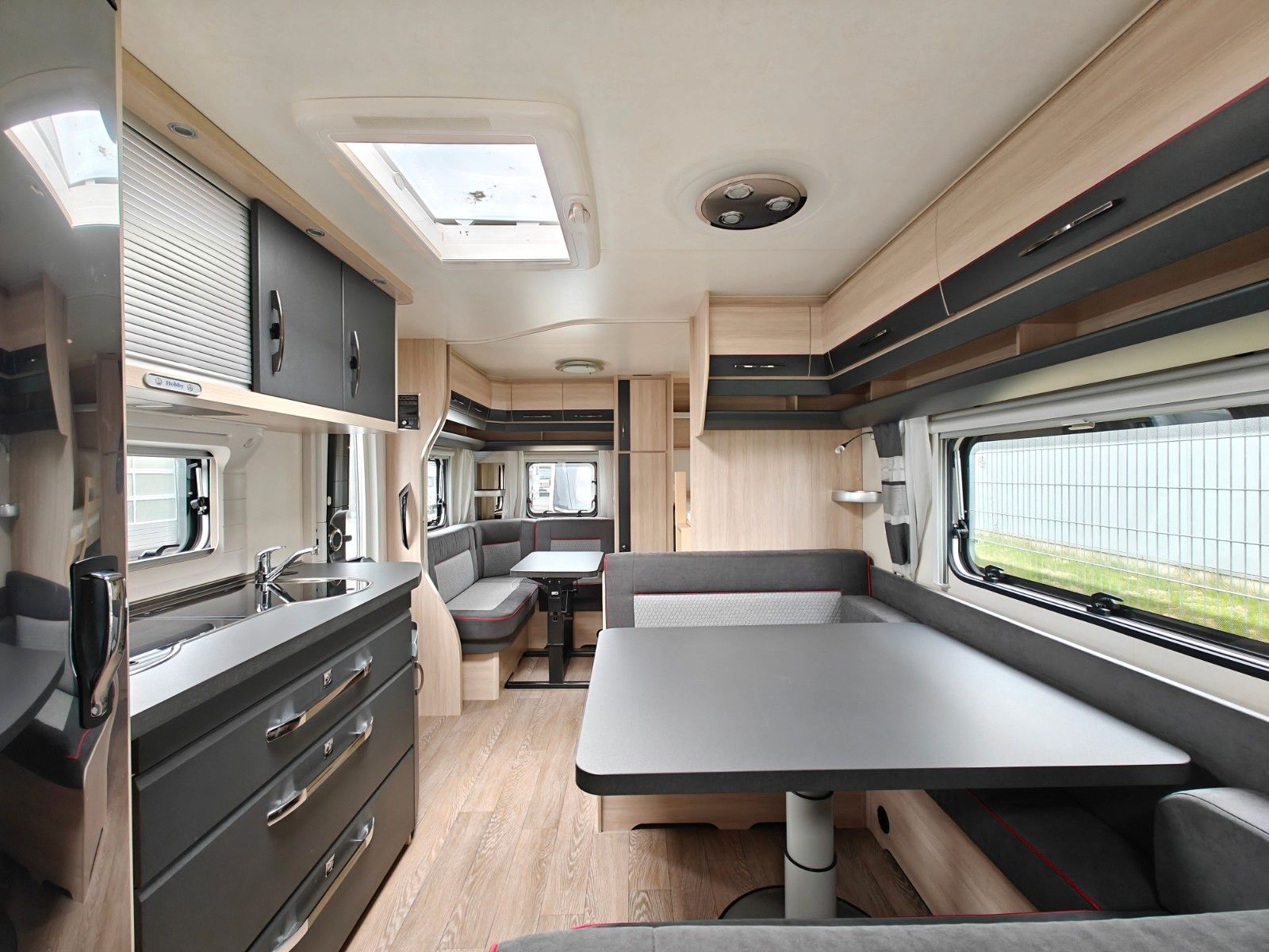 Fahrzeugabbildung Hobby De Luxe Edition 650 KMFe - Etagenbetten, 2x Sitz